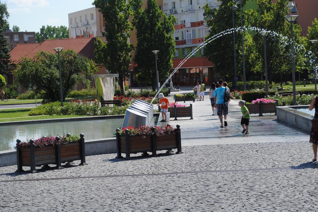 Family Apartman Gyula Exterior foto